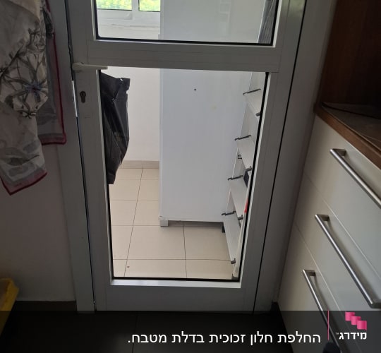 דלת זכוכית עם חלון ומרפסת קטנה